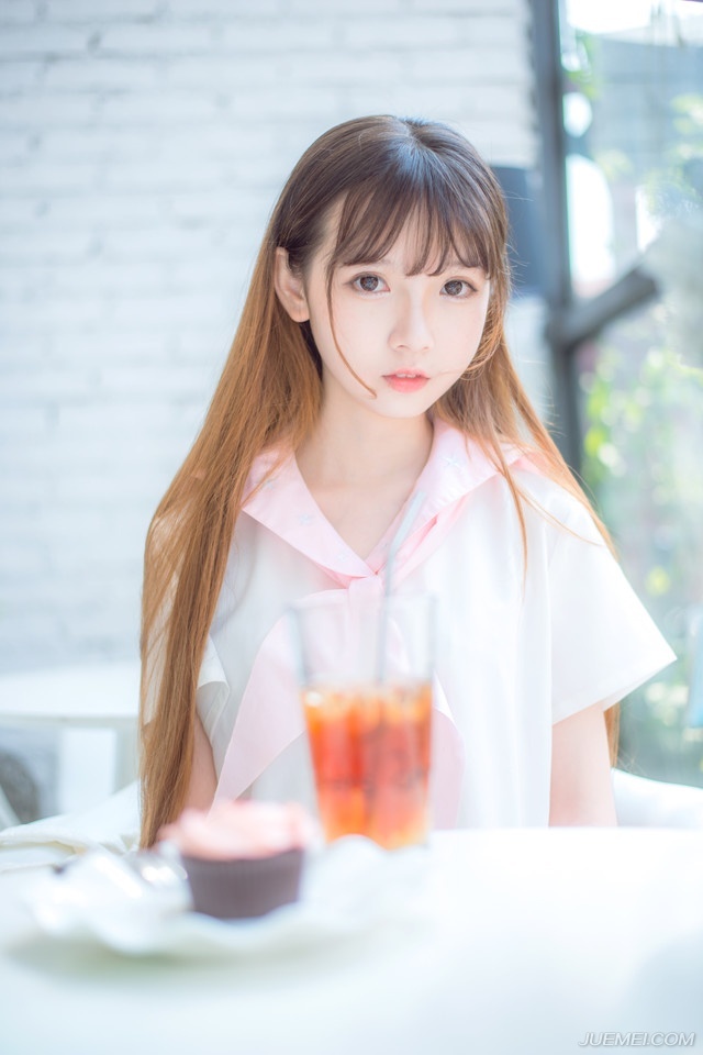 “嗯。”刘璝看着美妇离开的背影，不由感叹自己的造化，娶了这么一位贤淑的妻子。